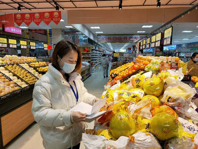 長(zhǎng)白山市場(chǎng)監(jiān)管局開(kāi)展食用農(nóng)產(chǎn)品合格證專項(xiàng)檢查行動(dòng) 守護(hù)“菜籃子”安全從源頭做起